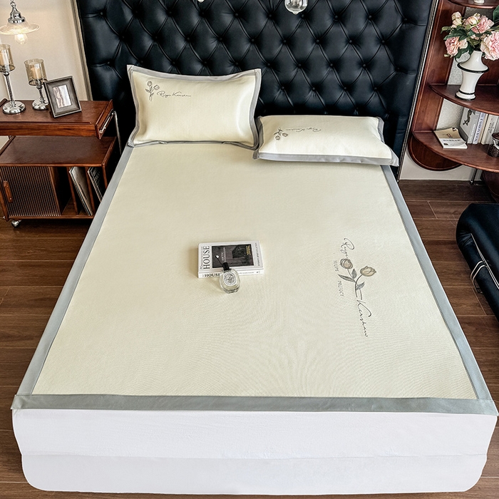 91家纺网 家纺一手货源 找家纺 格真 2025新款A类中分子PE瞬间凉感刺绣冰藤席高端复合三明治加密软凉席可折叠空调席藤席 凉感冰腾-米黄