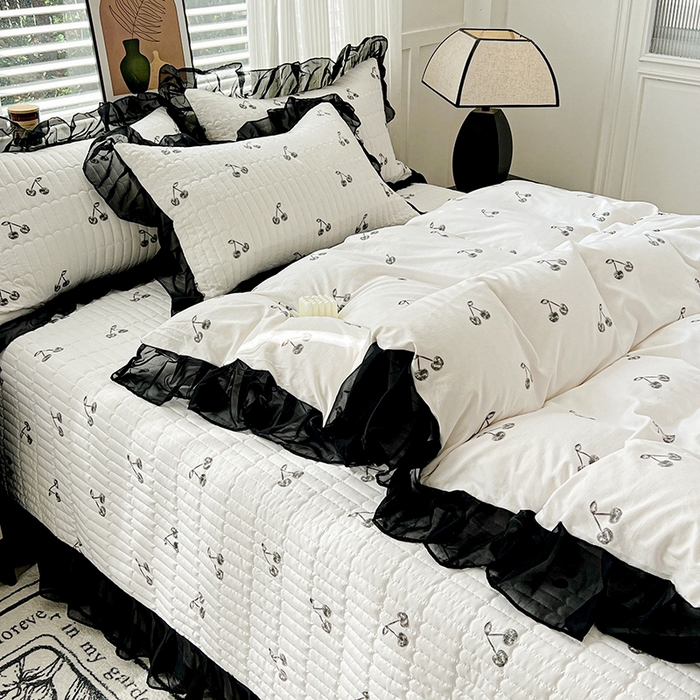 91家纺网 家纺一手货源 找家纺 艾橙 2025新款法式赫本风水洗棉印花雪纺花边单被套 美味樱桃