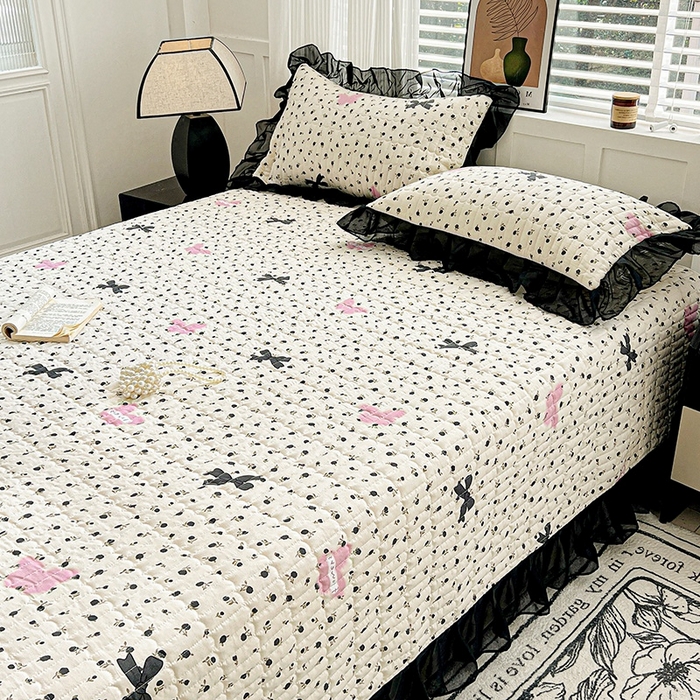 91家纺网 家纺一手货源 找家纺 艾橙家纺2025新款法式赫本风水洗棉印花雪纺花边单床盖 朵蔓花馨