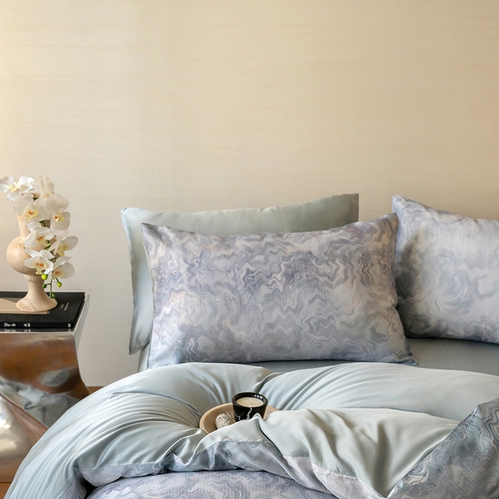 91家纺网 家纺一手货源 找家纺 咏绒家纺工厂店 2025新款60S奥地利兰精天丝数码印花暗合简约款系列四件套 望川-蓝