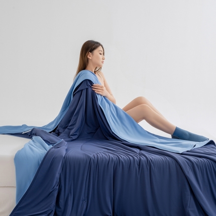 91家纺网 家纺一手货源 找家纺 兜米家居 2025新款亚朵同款夏季深睡被pro1夏凉被可机洗空调被透气被子 夏夜深蓝