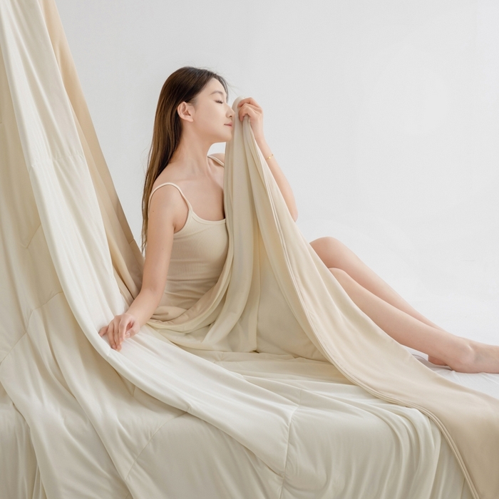 91家纺网 家纺一手货源 找家纺 兜米家居 2025新款亚朵同款夏季深睡被pro1夏凉被可机洗空调被透气被子 月光浅杏