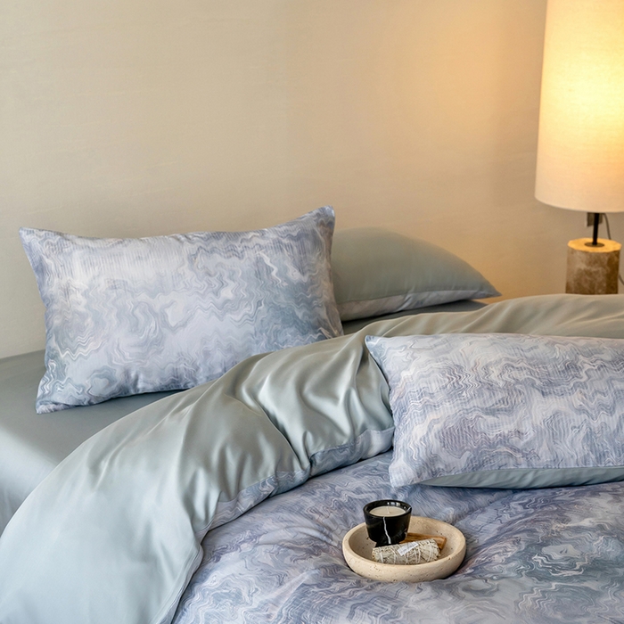 91家纺网 家纺一手货源 找家纺 咏绒家纺工厂店 2025新款60S奥地利兰精天丝数码印花暗合简约款系列四件套 望川-蓝