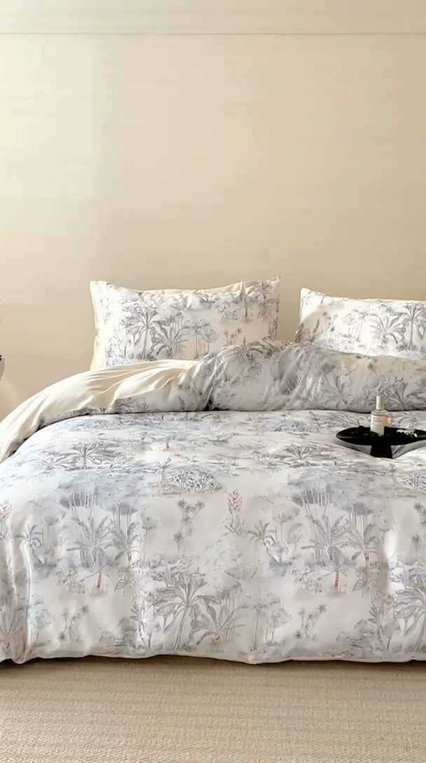 91家纺网 家纺一手货源 找家纺 咏绒家纺工厂店 2025新款60S奥地利兰精天丝数码印花暗合简约款系列四件套 丛林幻想-灰紫