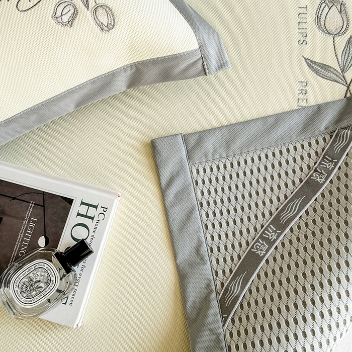 91家纺网 家纺一手货源 找家纺 格真 2025新款A类中分子PE瞬间凉感刺绣冰藤席高端复合三明治加密软凉席可折叠空调席藤席 凉感冰腾-米黄