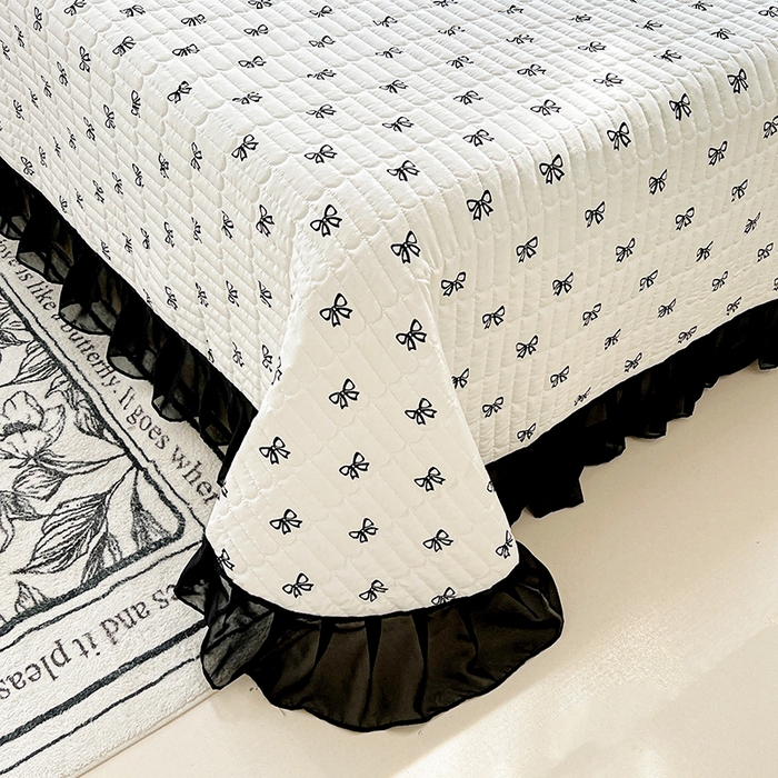 91家纺网 家纺一手货源 找家纺 艾橙家纺2025新款法式赫本风水洗棉印花雪纺花边单床盖 黑色蝴蝶结