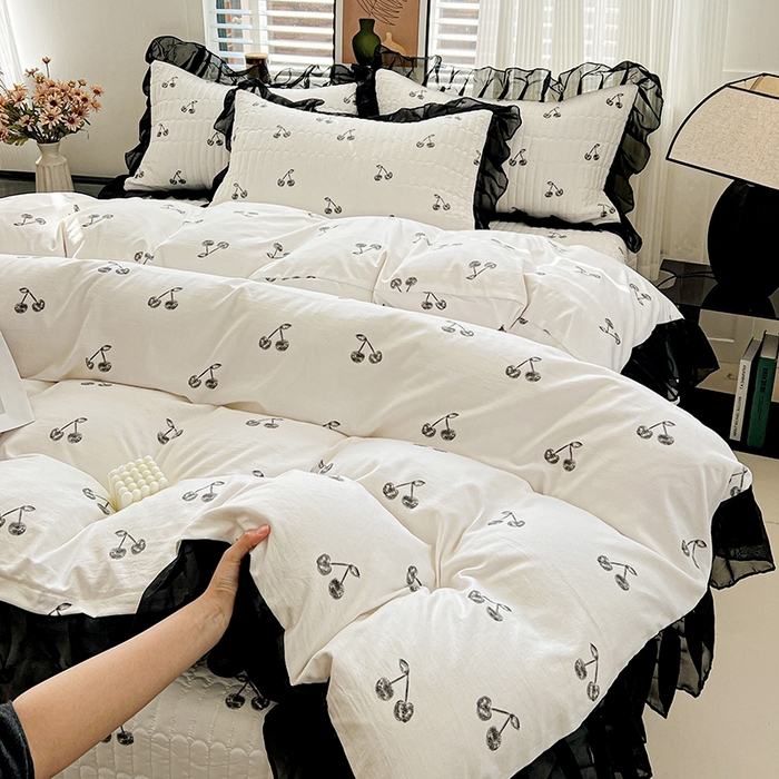 91家纺网 家纺一手货源 找家纺 艾橙家纺2025新款法式赫本风水洗棉印花雪纺花边四件套 美味樱桃