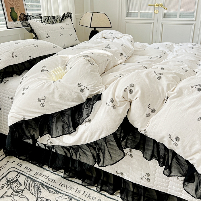 91家纺网 家纺一手货源 找家纺 艾橙 2025新款法式赫本风水洗棉印花雪纺花边单被套 美味樱桃