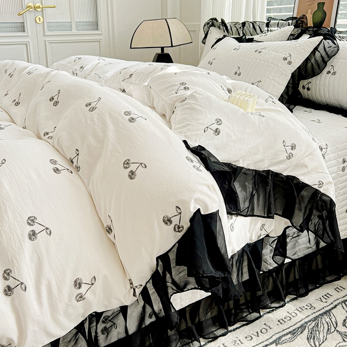 91家纺网 家纺一手货源 找家纺 艾橙家纺2025新款法式赫本风水洗棉印花雪纺花边四件套 美味樱桃