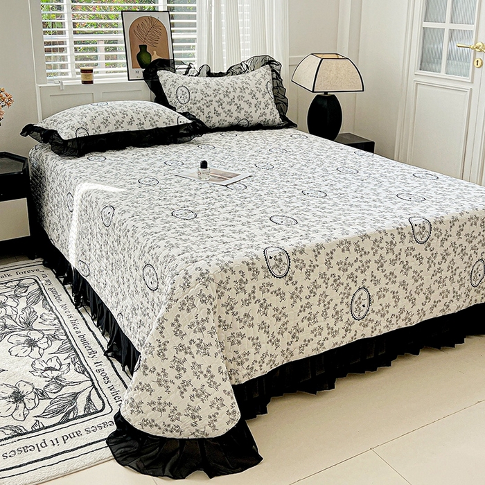 91家纺网 家纺一手货源 找家纺 艾橙家纺2025新款法式赫本风水洗棉印花雪纺花边单床盖 澜音花香