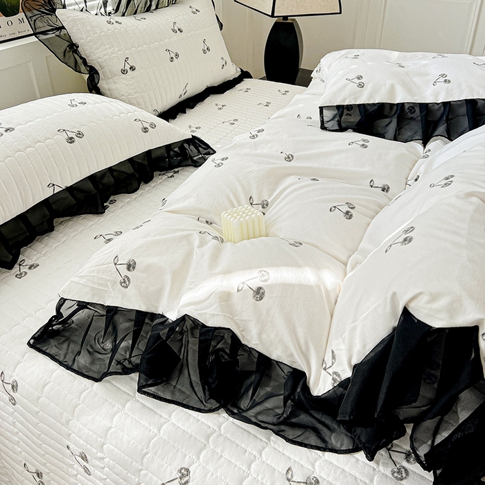 91家纺网 家纺一手货源 找家纺 艾橙 2025新款法式赫本风水洗棉印花雪纺花边单被套 美味樱桃