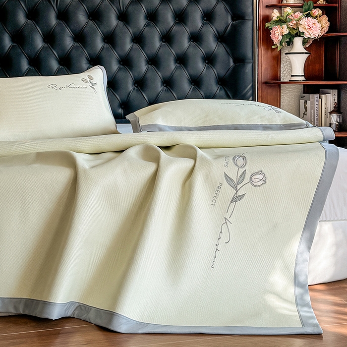 91家纺网 家纺一手货源 找家纺 格真 2025新款A类中分子PE瞬间凉感刺绣冰藤席高端复合三明治加密软凉席可折叠空调席藤席 凉感冰腾-米黄