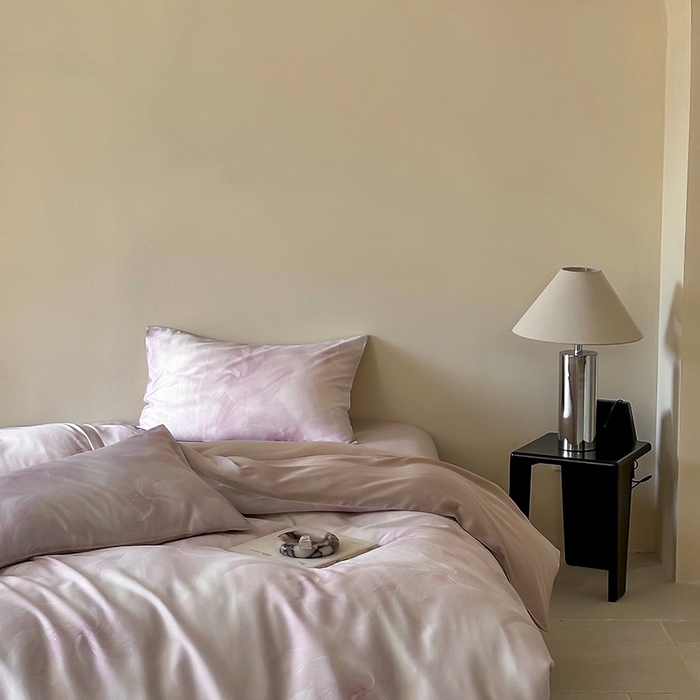 91家纺网 家纺一手货源 找家纺 咏绒家纺工厂店 2025新款60S奥地利兰精天丝数码印花暗合简约款系列四件套 莫斯-紫