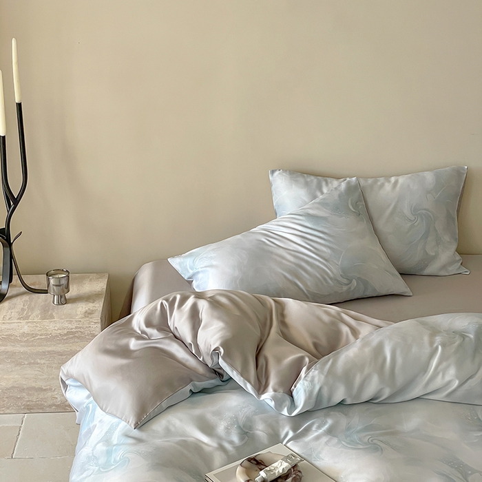 91家纺网 家纺一手货源 找家纺 咏绒家纺工厂店 2025新款60S奥地利兰精天丝数码印花暗合简约款系列四件套 莫斯-蓝