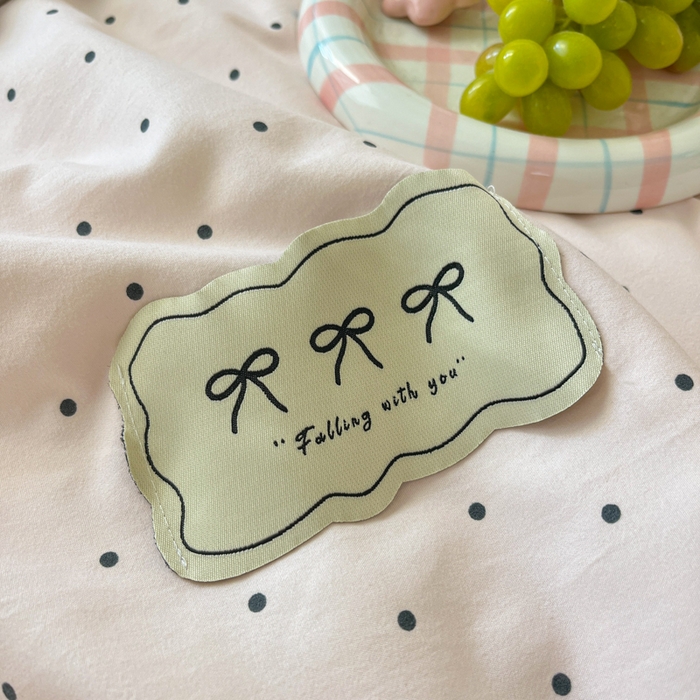 91家纺网 家纺一手货源 找家纺 桃心家居 2025新款A类ins云柔水洗棉大豆织标蝴蝶结毛球少女单夏被夏被四件套系列 奶昔粉蓝