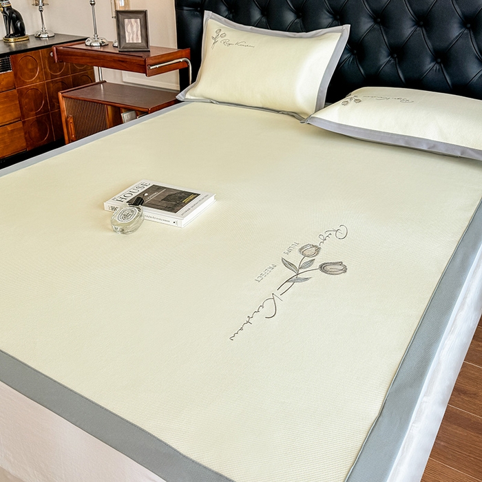 91家纺网 家纺一手货源 找家纺 格真 2025新款A类中分子PE瞬间凉感刺绣冰藤席高端复合三明治加密软凉席可折叠空调席藤席 凉感冰腾-米黄