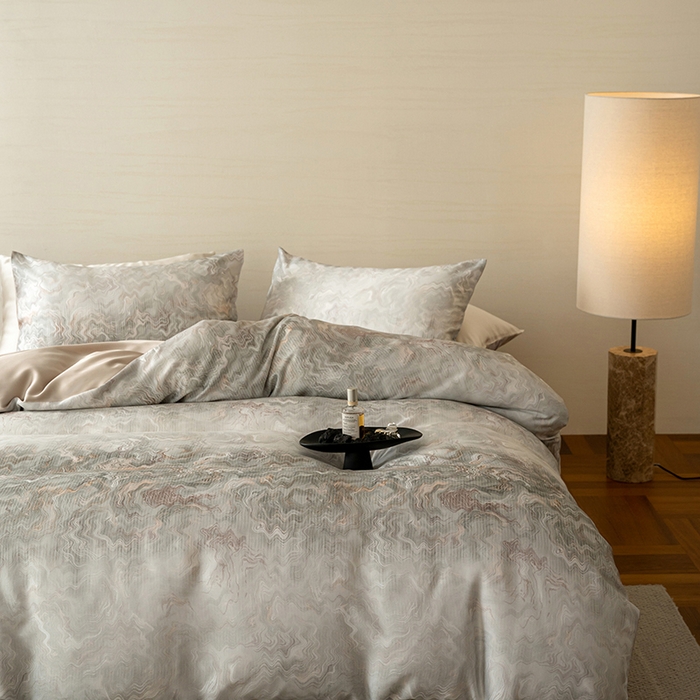 91家纺网 家纺一手货源 找家纺 咏绒家纺工厂店 2025新款60S奥地利兰精天丝数码印花暗合简约款系列四件套 望川-灰