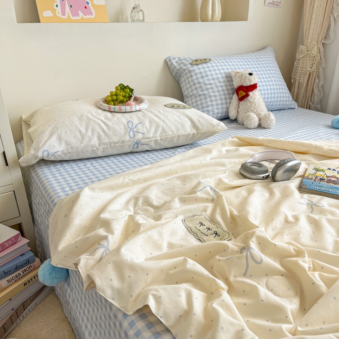 91家纺网 家纺一手货源 找家纺 桃心家居 2025新款A类ins云柔水洗棉大豆织标蝴蝶结毛球少女单夏被夏被四件套系列 清新梦蓝