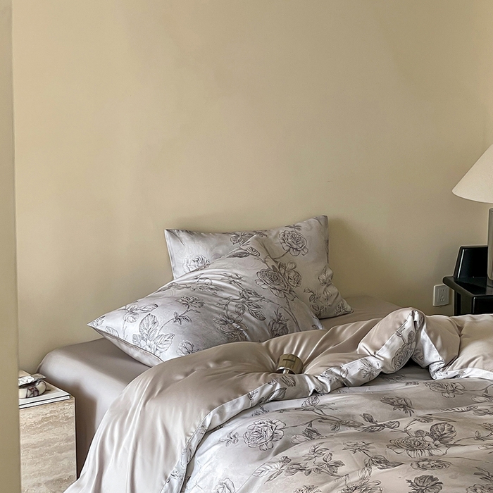 91家纺网 家纺一手货源 找家纺 咏绒家纺工厂店 2025新款60S奥地利兰精天丝数码印花暗合简约款系列四件套 夏洛-灰