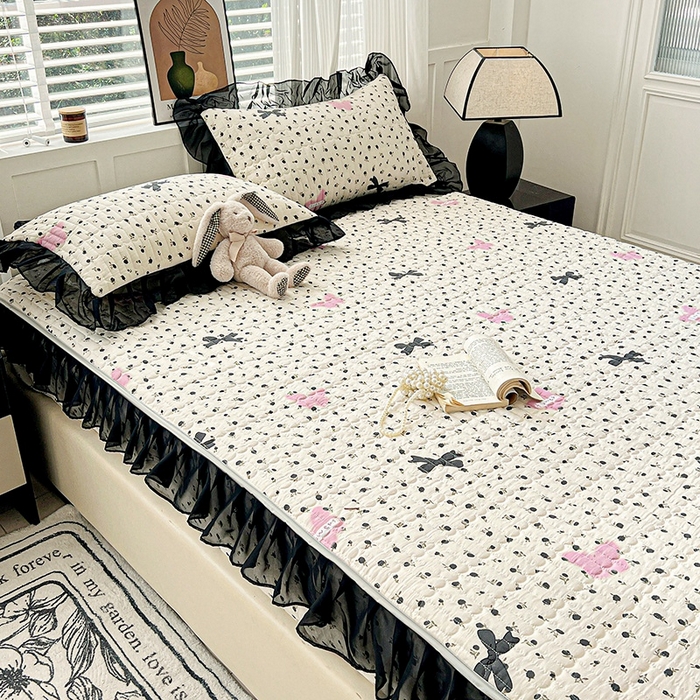 91家纺网 家纺一手货源 找家纺 艾橙家纺2025新款法式赫本风水洗棉印花雪纺花边单床笠 朵蔓花馨