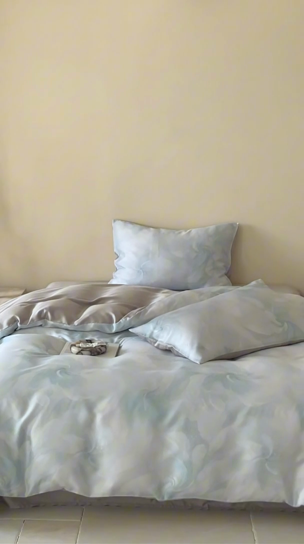 91家纺网 家纺一手货源 找家纺 咏绒家纺工厂店 2025新款60S奥地利兰精天丝数码印花暗合简约款系列四件套 莫斯-蓝