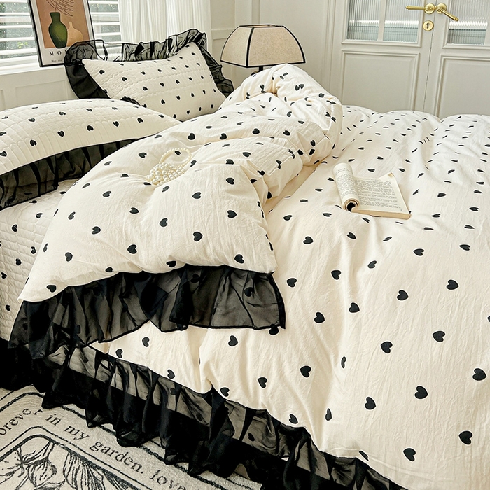 91家纺网 家纺一手货源 找家纺 艾橙家纺2025新款法式赫本风水洗棉印花雪纺花边四件套 心心相印