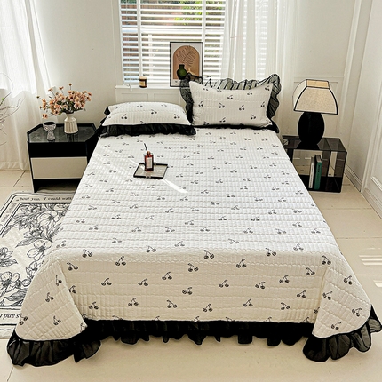 91家纺网 家纺一手货源 找家纺 艾橙家纺2025新款法式赫本风水洗棉印花雪纺花边单床盖 美味樱桃