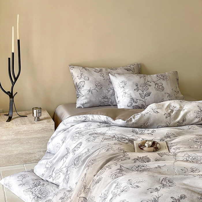 91家纺网 家纺一手货源 找家纺 咏绒家纺工厂店 2025新款60S奥地利兰精天丝数码印花暗合简约款系列四件套 夏洛-灰