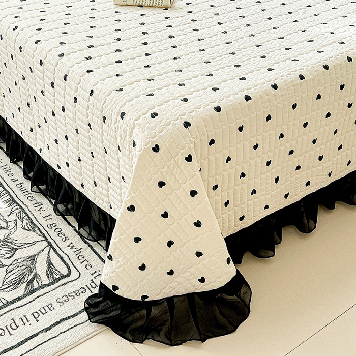 91家纺网 家纺一手货源 找家纺 艾橙家纺2025新款法式赫本风水洗棉印花雪纺花边单床盖 心心相印