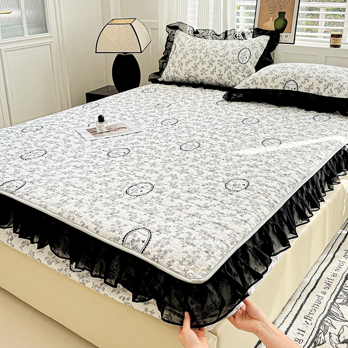 91家纺网 家纺一手货源 找家纺 艾橙家纺2025新款法式赫本风水洗棉印花雪纺花边单床笠 澜音花香