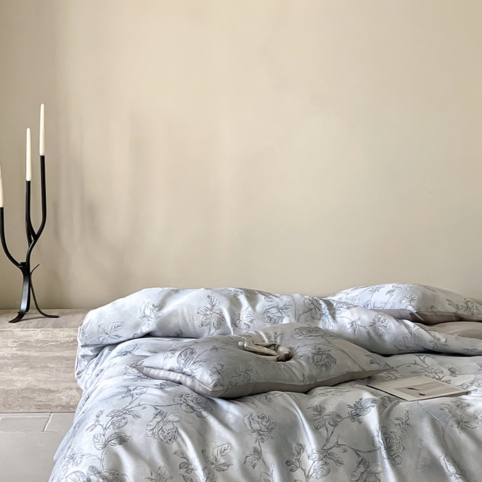 91家纺网 家纺一手货源 找家纺 咏绒家纺工厂店 2025新款60S奥地利兰精天丝数码印花暗合简约款系列四件套 夏洛-蓝