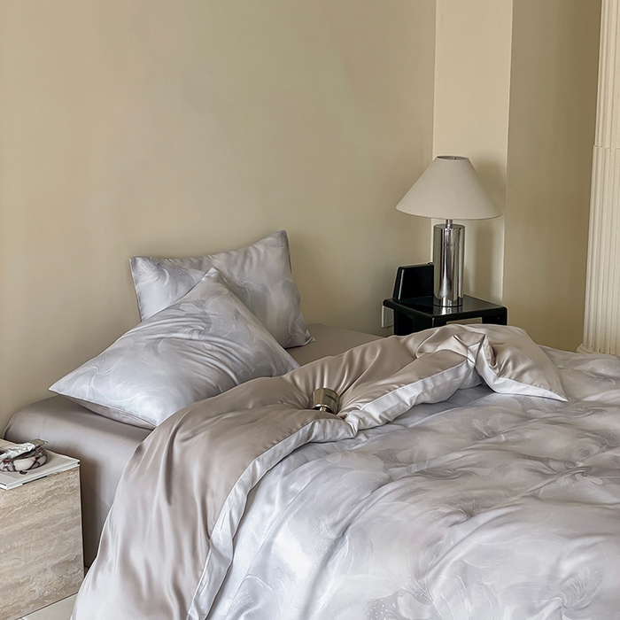 91家纺网 家纺一手货源 找家纺 咏绒家纺工厂店 2025新款60S奥地利兰精天丝数码印花暗合简约款系列四件套 莫斯-灰