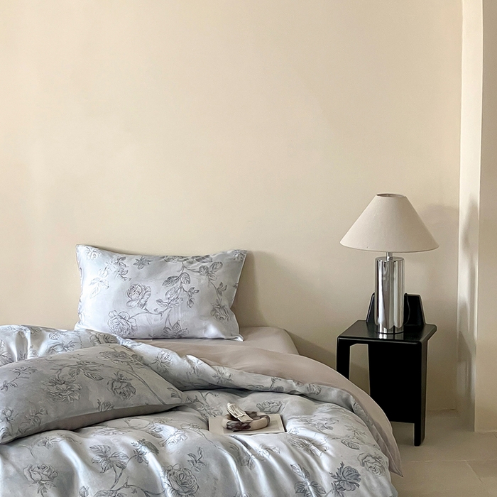 91家纺网 家纺一手货源 找家纺 咏绒家纺工厂店 2025新款60S奥地利兰精天丝数码印花暗合简约款系列四件套 夏洛-蓝