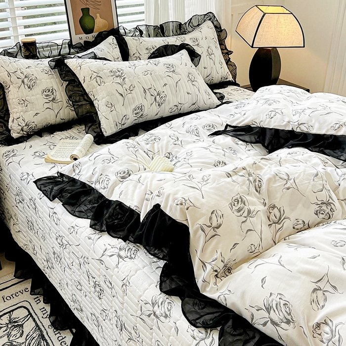 91家纺网 家纺一手货源 找家纺 艾橙家纺2025新款法式赫本风水洗棉印花雪纺花边四件套 水墨玫瑰