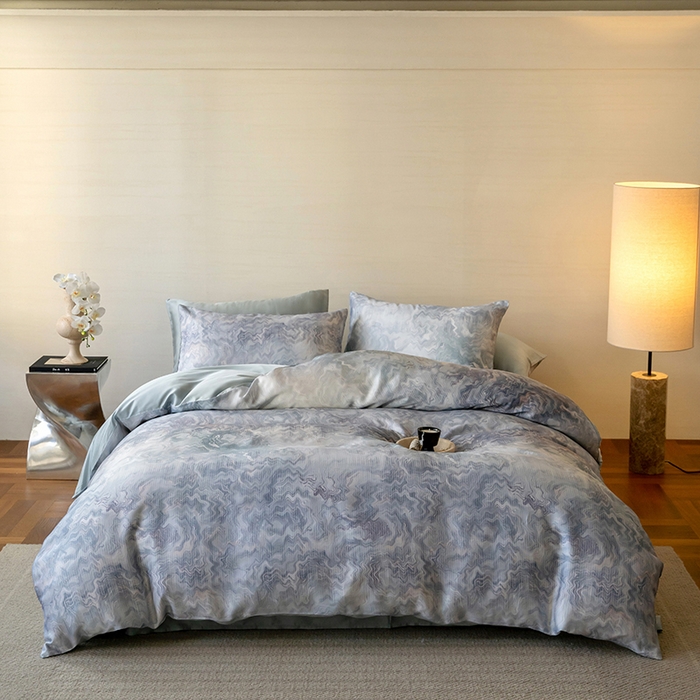 91家纺网 家纺一手货源 找家纺 咏绒家纺工厂店 2025新款60S奥地利兰精天丝数码印花暗合简约款系列四件套 望川-蓝