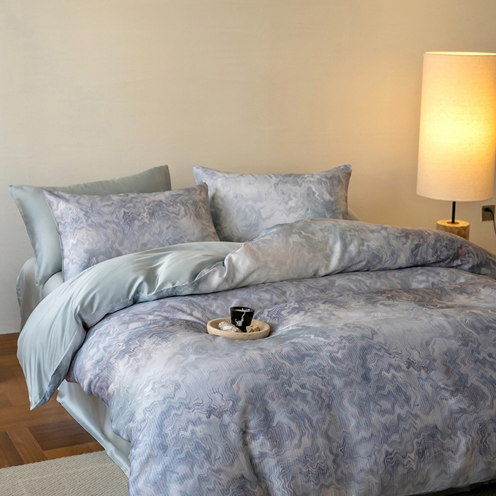 91家纺网 家纺一手货源 找家纺 咏绒家纺工厂店 2025新款60S奥地利兰精天丝数码印花暗合简约款系列四件套 望川-蓝