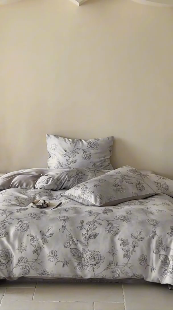 91家纺网 家纺一手货源 找家纺 咏绒家纺工厂店 2025新款60S奥地利兰精天丝数码印花暗合简约款系列四件套 夏洛-灰