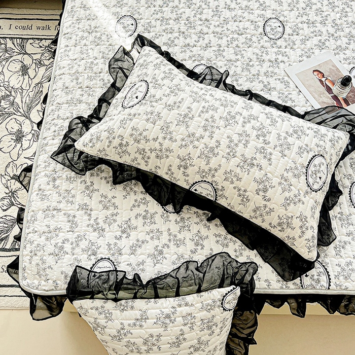 91家纺网 家纺一手货源 找家纺 艾橙家纺2025新款法式赫本风水洗棉印花雪纺花边单床笠 澜音花香