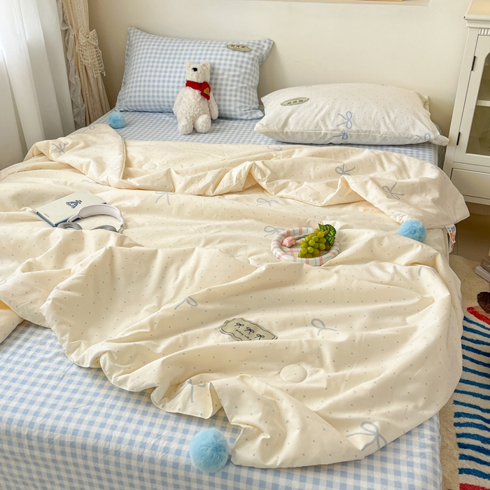 91家纺网 家纺一手货源 找家纺 桃心家居 2025新款A类ins云柔水洗棉大豆织标蝴蝶结毛球少女单夏被夏被四件套系列 清新梦蓝