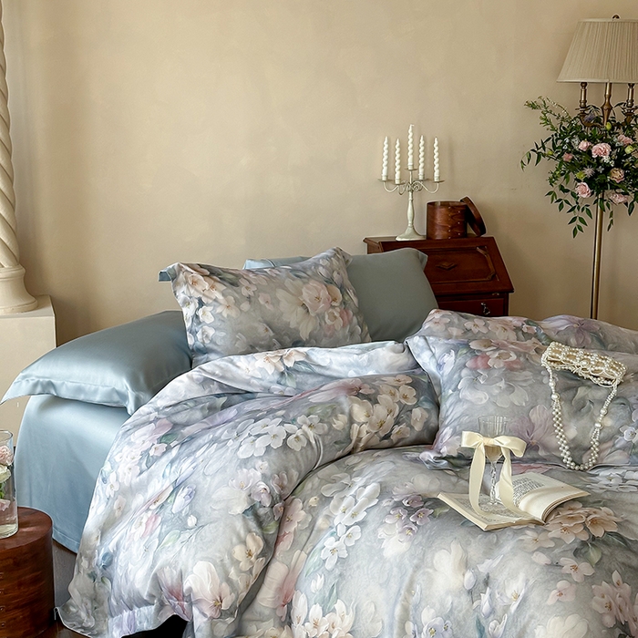 91家纺网 家纺一手货源 找家纺 2025新款60S奥地利兰精天丝数码印花宽边压线系列四件套 莫丽花园-灰