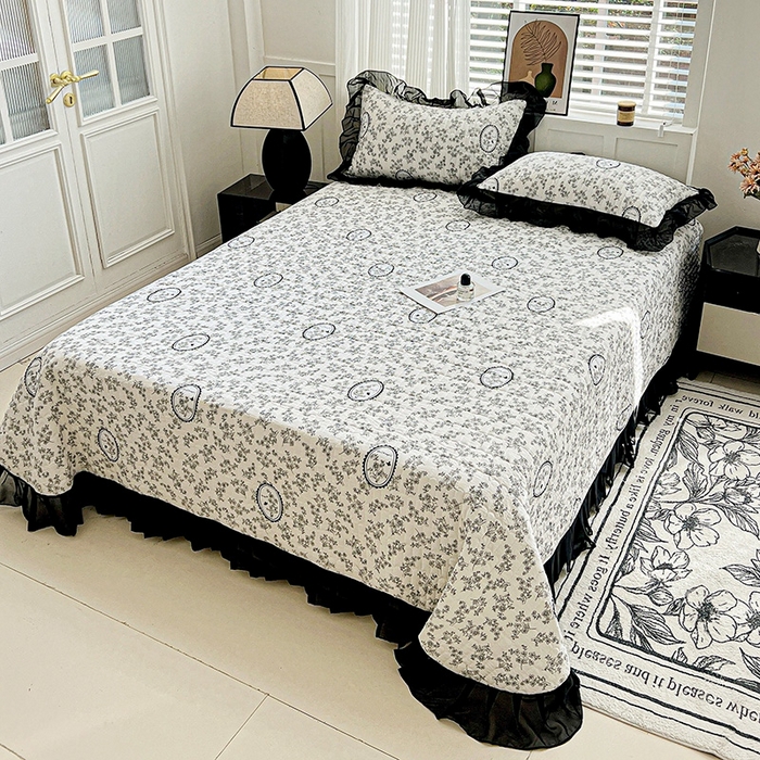 91家纺网 家纺一手货源 找家纺 艾橙家纺2025新款法式赫本风水洗棉印花雪纺花边单床盖 澜音花香