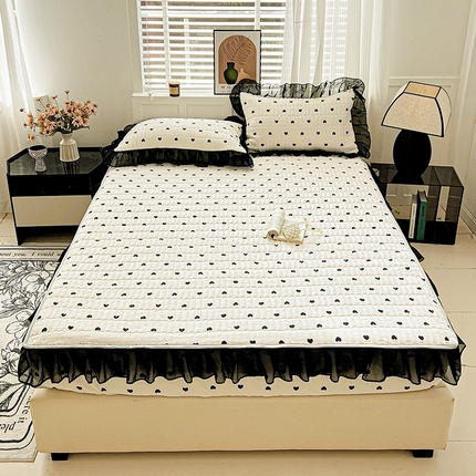 91家纺网 家纺一手货源 找家纺 艾橙家纺2025新款法式赫本风水洗棉印花雪纺花边单床笠 心心相印