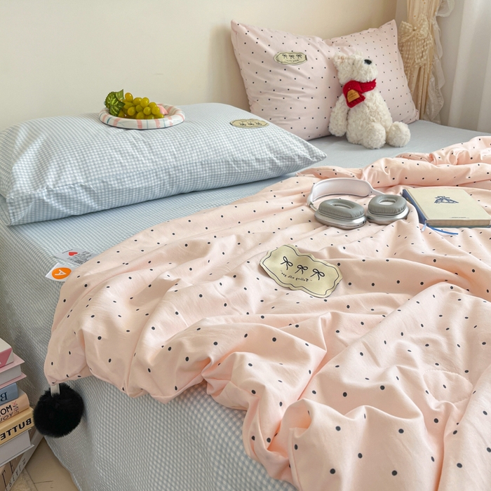 91家纺网 家纺一手货源 找家纺 桃心家居 2025新款A类ins云柔水洗棉大豆织标蝴蝶结毛球少女单夏被夏被四件套系列 奶昔粉蓝