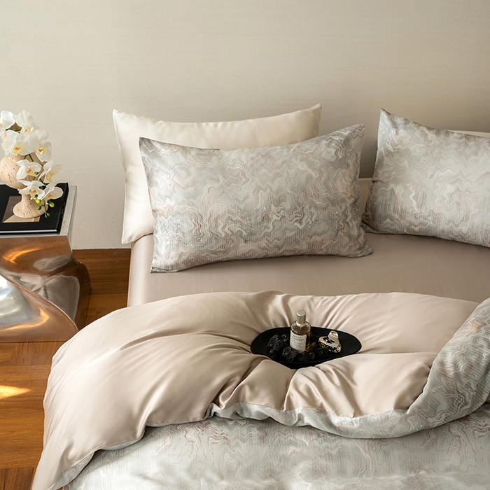 91家纺网 家纺一手货源 找家纺 咏绒家纺工厂店 2025新款60S奥地利兰精天丝数码印花暗合简约款系列四件套 望川-灰