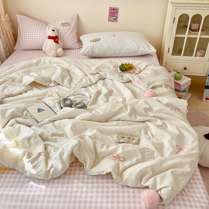 91家纺网 家纺一手货源 找家纺 桃心家居 2025新款A类ins云柔水洗棉大豆织标蝴蝶结毛球少女单夏被夏被四件套系列 粉果气泡