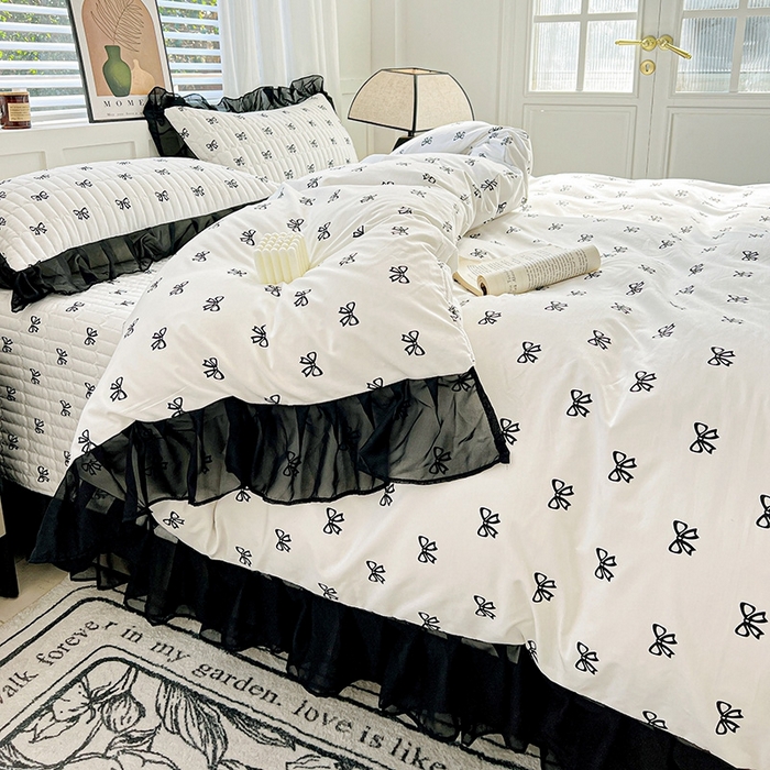 91家纺网 家纺一手货源 找家纺 艾橙家纺2025新款法式赫本风水洗棉印花雪纺花边四件套 黑色蝴蝶结