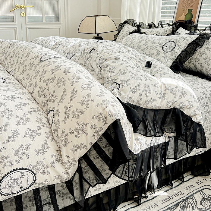 91家纺网 家纺一手货源 找家纺 艾橙家纺2025新款法式赫本风水洗棉印花雪纺花边四件套 澜音花香