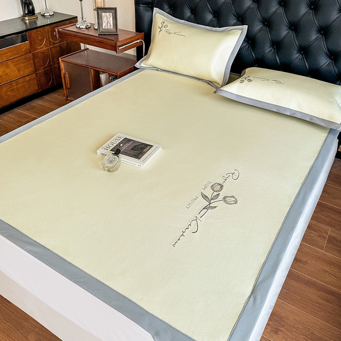 91家纺网 家纺一手货源 找家纺 格真 2025新款A类中分子PE瞬间凉感刺绣冰藤席高端复合三明治加密软凉席可折叠空调席藤席 凉感冰腾-米黄