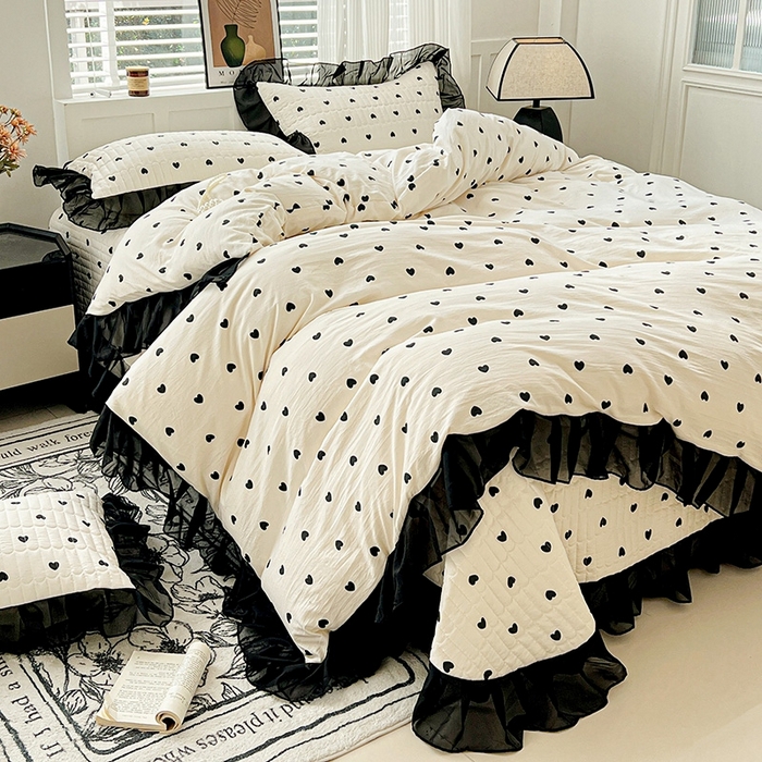 91家纺网 家纺一手货源 找家纺 艾橙家纺2025新款法式赫本风水洗棉印花雪纺花边四件套 心心相印