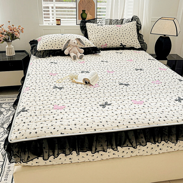 91家纺网 家纺一手货源 找家纺 艾橙家纺2025新款法式赫本风水洗棉印花雪纺花边单床笠 朵蔓花馨